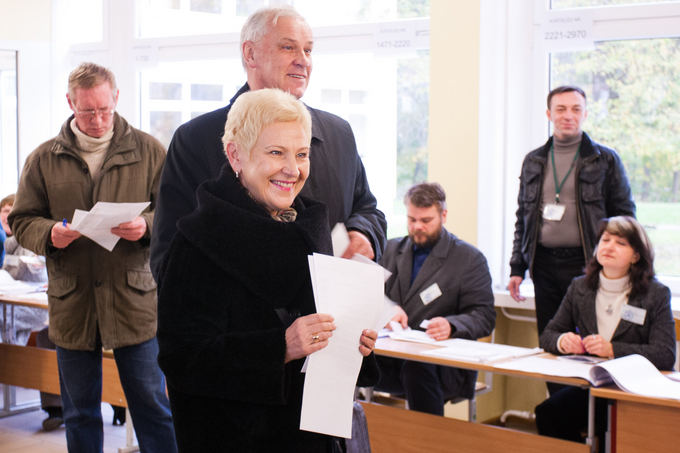 BFl/Tomo Lukaio nuotr./Parliamentary Speaker Irena Degutienė casts her vote
