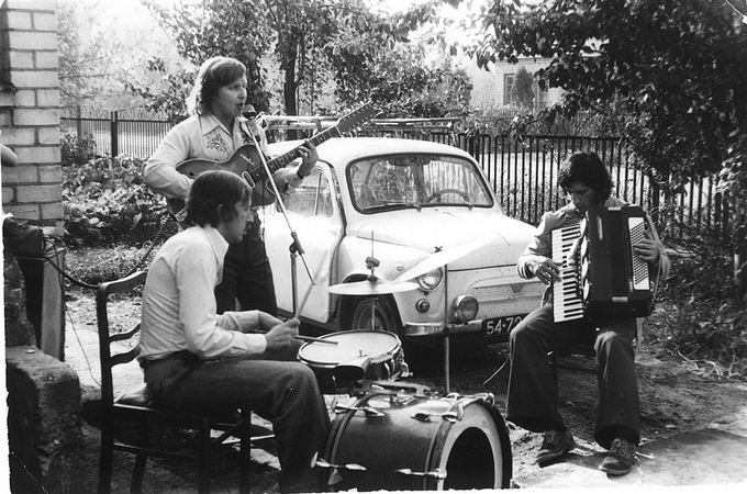 J.Snieakos archyvo nuotr./Players willingly performed at their friends' parties: Snieaka (percussion),  TeluchinasVova (accordeon), Lilys (guitar).