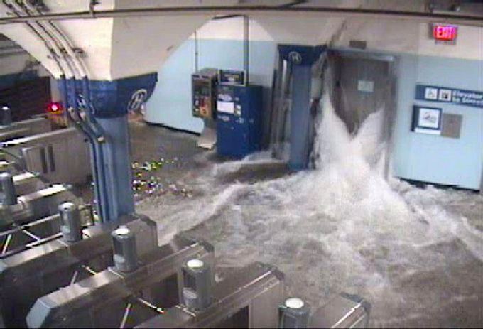 AFP/Scanpix nuotr./Naujajame Džersyje į metro stotelę veržiasi potvynio vanduo.