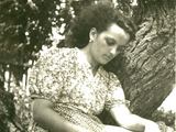 Marija Matušakaitė medyje Labūnavoje, 1940.