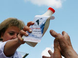 Tomo Urbelionio/BFL nuotr./Laikai, kai protestuojant dėl mažų supirkimo kainų pienas buvo dalijamas veltui, jau praėjo – ūkininkai išmoko patys gaminti pieno produktus.