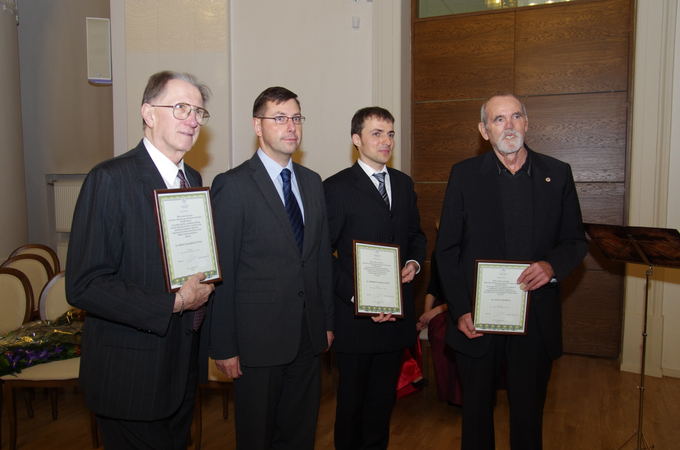 Renatos Česnavičienės nuotr./Science Prize winners Romualdas Kriaučiūnas, Skirmantas Kriaučionis, and Vilius Lėnertas with Science and Education Minister Gintaras Steponavičius (second left)