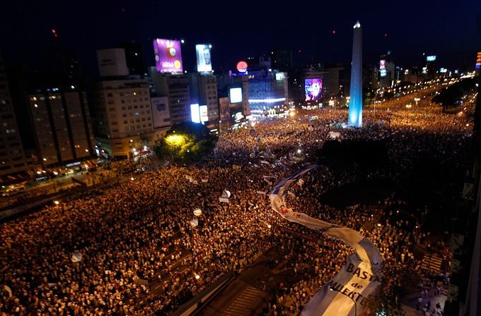 Reuters/Scanpix nuotr./Buenos Airėse susirinko tūkstančiai protestuotojų.