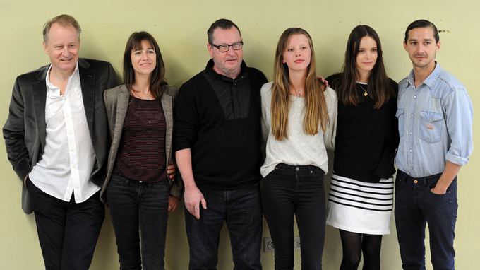 AFP/Scanpix nuotr./Filmo Nymphomaniac komanda (ia kairės): Stellanas Skarsgardas, Charlotte Gainsbourg, Lars von Trieras, Mia Goth, Stacy Martin ir Shia LaBeoufas