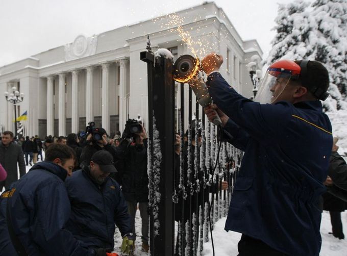 Reuters/Scanpix nuotr./Pjaunamas tvora, juosianti parlamentą. 