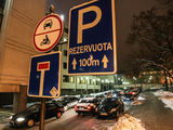 Juliaus Kalinsko/„15 minučių“ nuotr./Automobilių stovėjimo aikštelė prie Vyriausybės