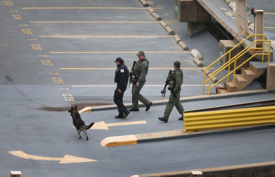 AFP/Scanpix nuotr./JAV policininkai ieako pasprukusių kalinių