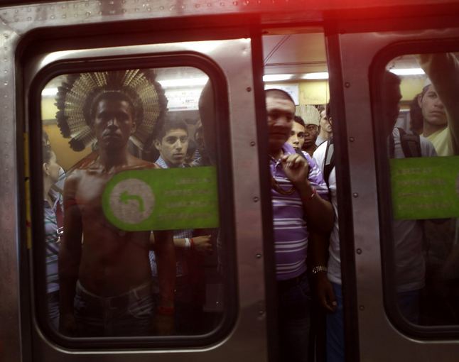 Indėnų apsirengęs vyras Brazilijos metro