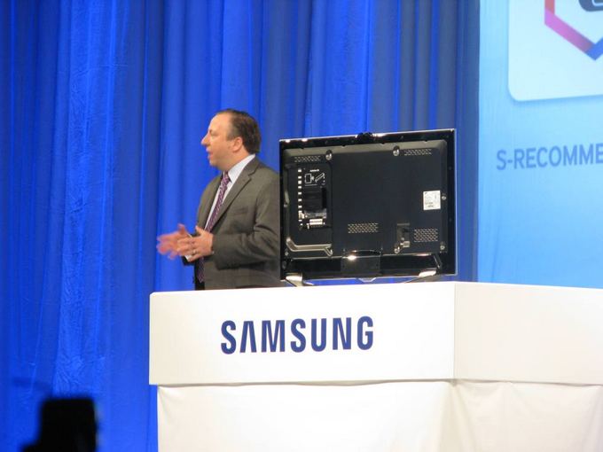 Gedimino Gasiulio 15min.lt nuotr./Samsung JAV padalinio viceprezidentas Joe Stinziano parodė, kaip panaudojant Evolution Kit įrenginį atnaujinama seno televizoriaus įranga. 