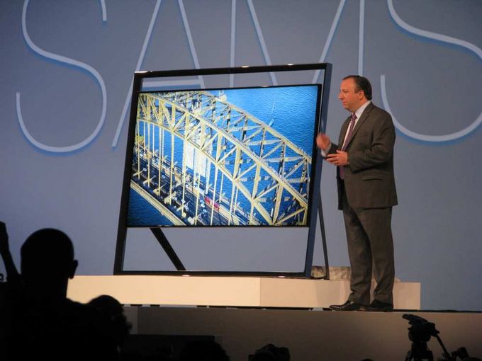 Gedimino Gasiulio 15min.lt nuotr./: Samsung JAV padalinio viceprezidentas Joe Stinziano demonstruoja 85 colių įstrižainės 4K raiakos televizorių. 