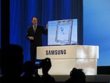 Gedimino Gasiulio 15min.lt nuotr./Samsung JAV padalinio prezidentas Timas Baxteris demonstruoja F8000 serijos televizorių. 