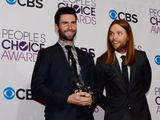 Scanpix nuotr./Adamui Levine'ui (kairėje) ir Jamesui Valentine'ui ia Maroon 5  mėgiamiausios grupės apdovanojimas