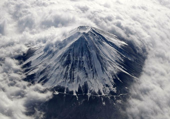 Reuters/Scanpix nuotr./Japonijoje bunda Fudzijamos ugnikalnis