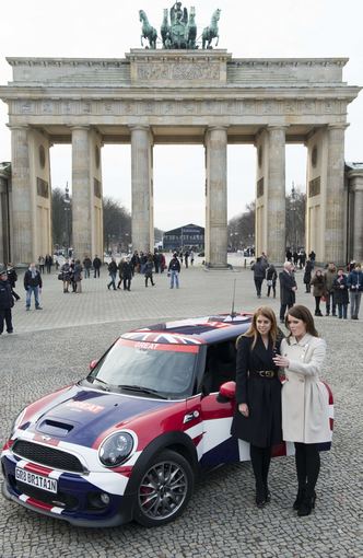 AFP/„Scanpix“ nuotr./Britų princesės Eugenie ir Beatrice Berlyne prie Brandenburgo vartų.