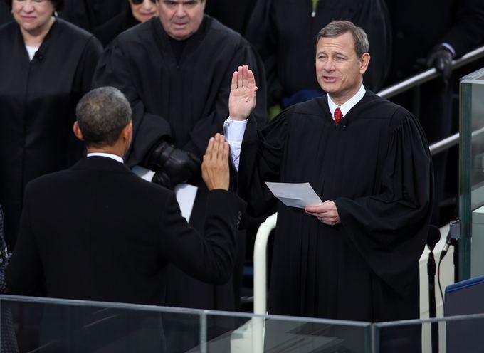 „Scanpix“ nuotr./Aukščiausiojo teismo pirmininkas Johnas Robertsas priima Baracko Obamos priesaiką