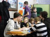 Organizatorių nuotr./  Baltarusiai studentai bendrauja su globos namų vaikais
