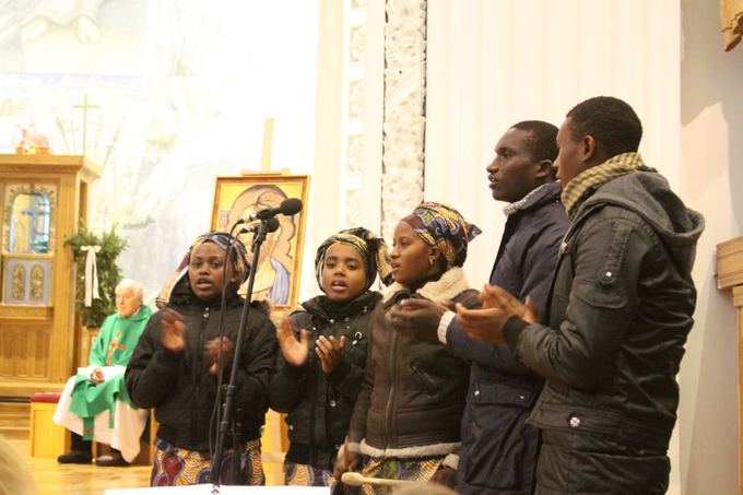 J.Andriejauskaitės/15min.lt nuotr./Su misionieriumi į Lietuvą atvykęs Ruandos jaunimas bažnyčioje ir aoko, ir dainavo.