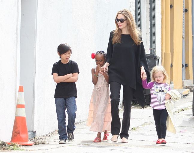 „Scanpix“ nuotr./Angelina Jolie su sūnumi Paxu, dukromis Zahara ir Vivienne