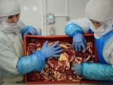 Darbuotojas mėsos perdirbimo fabrike