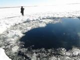 Rusijos Vidaus reikalų ministerijos nuotr./Paneigta, kad skylę Čebarkulio ežere išmušė meteoritas, tačiau kas tai padarė, lieka neaišku.