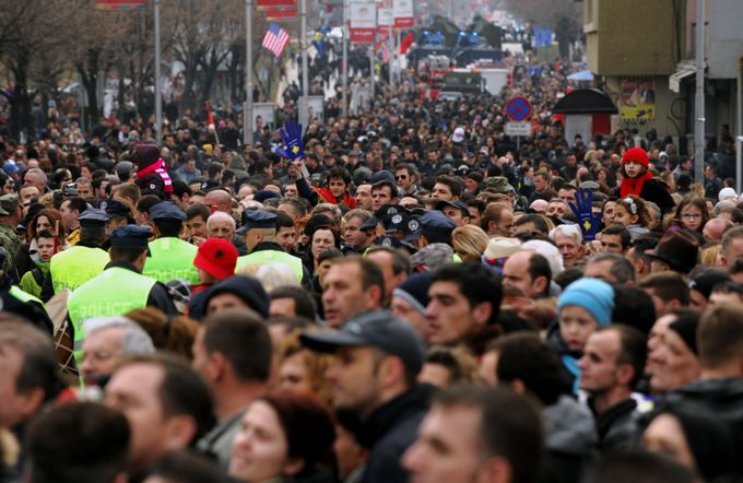 Kosovo albanai avenčia penktąsias nepriklausomybės metines.