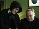 „Reuters“/„Scanpix“ nuotr./Philipas Seymouras Hoffmanas ir Meryl Streep filme „Abejonė“