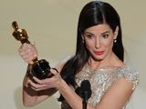 Sandra Bullock atsiima „Oskarą“ už geriausią pagrindinį vaidmenį (2010 m.)