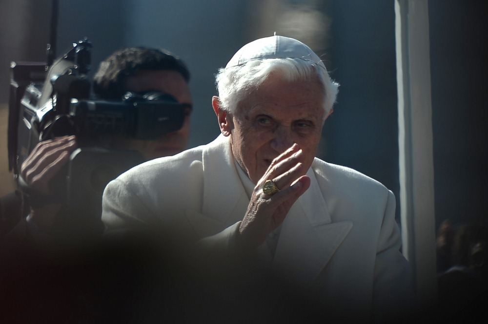 Vatikane susirinkę tikintieji išreiškė liūdesį ir susižavėjimą Benediktu XVI