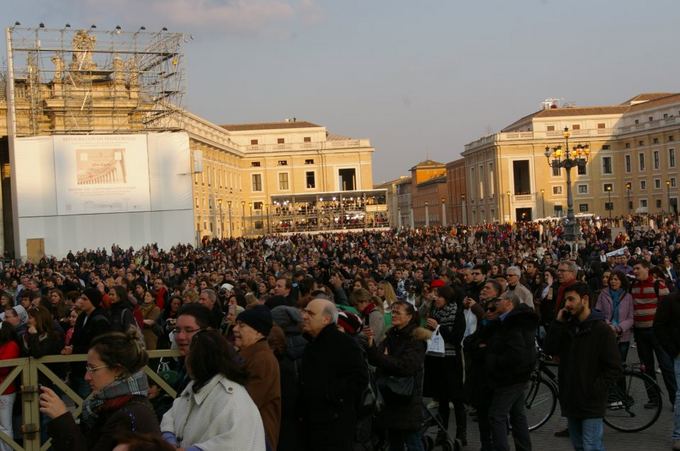 Medeino Čijauskaitės nuotr./Nors ir nesausakimaas, tačiau Vatikanas užsipildė žmonėmis norinčiais atsisveikinti su popiežiumi