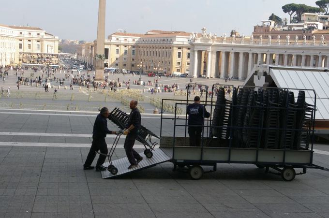 Medeino Čijauskaitės nuotr./Aikatė tuatinama nuo pakylų ir kėdžių iki kitų svarbių Vatikano įvykių