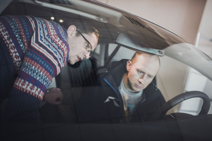 Algirdo Venskaus/waska.lt nuotr./Volvo žmogus instruktuoja vairuotoją kaip naudotis iamaniais valytuvais