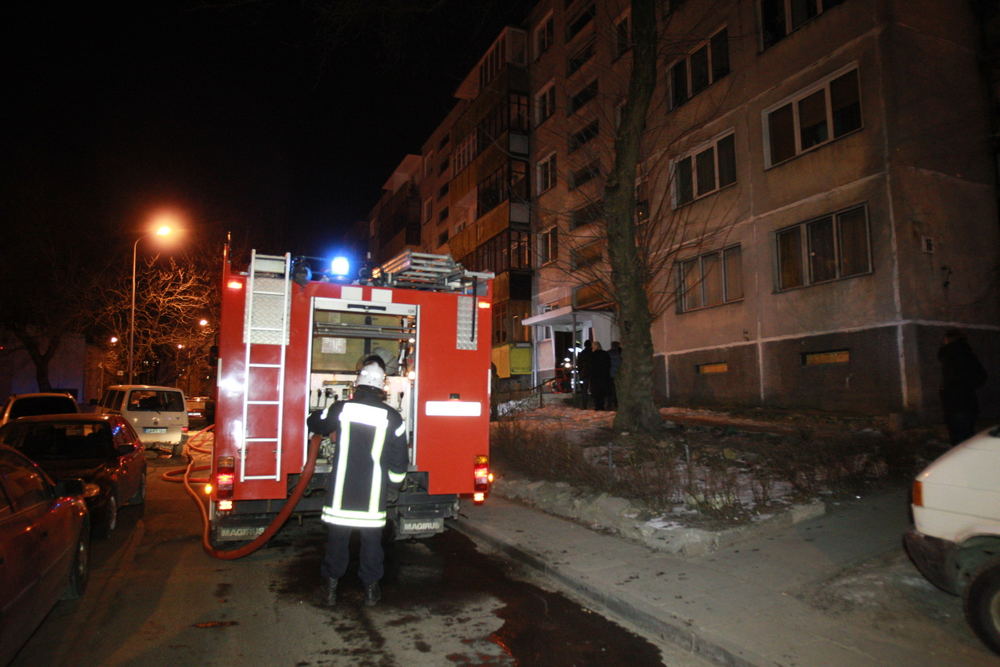 Vilniuje, namo laiptinėje, prie butų durų padegta padanga