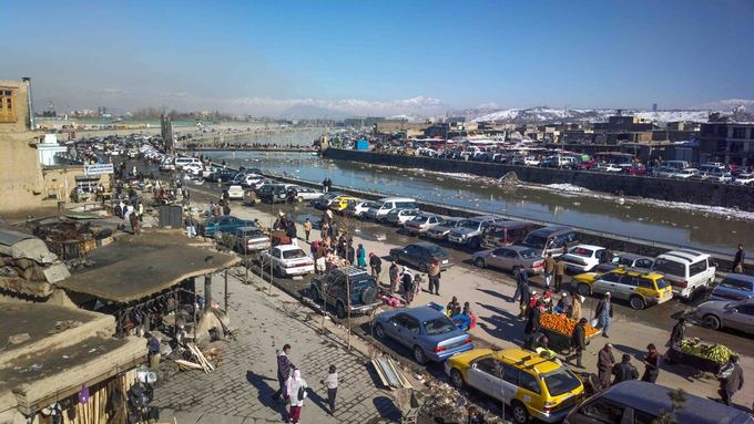 Be sienų nuotr./Afganistano senamiestis  aiukalių pilna upė ir sausakimaas turgus.