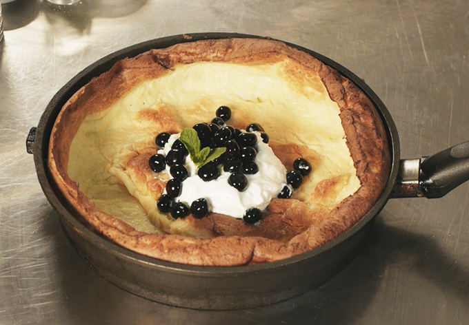 Asmeninio archyvo nuotr. / Dutch baby blynas su rikotos kremu bei ailauogėmis