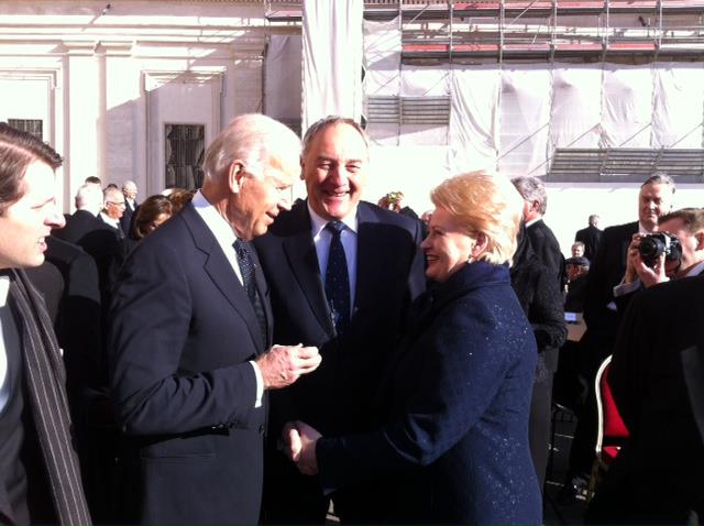Prezidentūros nuotr./D.Grybauskaitė su Latvijos prezidentu Andriu Bėrziniu ir JAV viceprezidentu Joe Bidenu