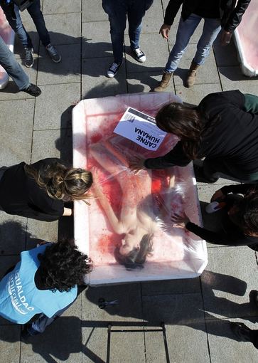 Gyvūnų teisių aktyvistai Animal Equality surengė performansą, norėdami paskatinti žmones atsisakyti mėsos ir tapti vegetarais 