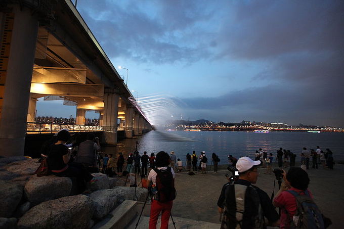 Visitseoul.net nuotr./Vaivorykatės tiltas Seule  ilgiausias pasaulyje tiltas fontanas