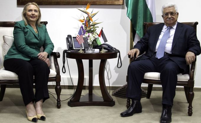 Scanpix nuotr. / Hillary Clinton su Palestinos prezidentu Mahmoud Abbas aptaria Izraelio, Palestinos ir Gazos ruožo situaciją. 
