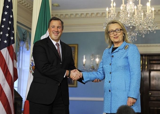Scanpix nuotr. / Rankos paspaudimas. Nuotraukoje Hillary užfiksuota kartu su Meksikos užsienio reikalų sekretoriumi Jose Antonio Meade. 