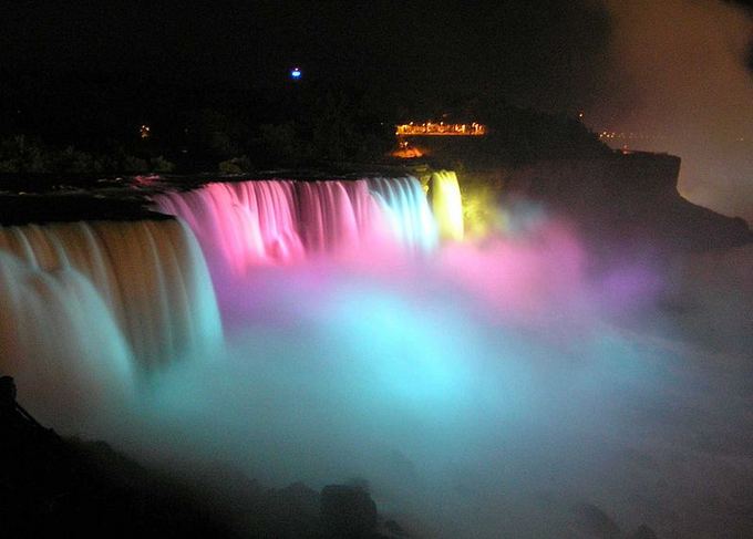 Niagaros krioklys dažnai traukia ir turistus, ir įvairaus plauko nuotykių bei adrenalino mėgėjus