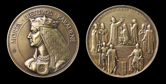 Medalio autorius – skulptorius, medalininkas Juozas Kalinauskas/Medalis skirtas Lietuvos Karalienės Mortos karūnavimo 750-čiui paminėti
