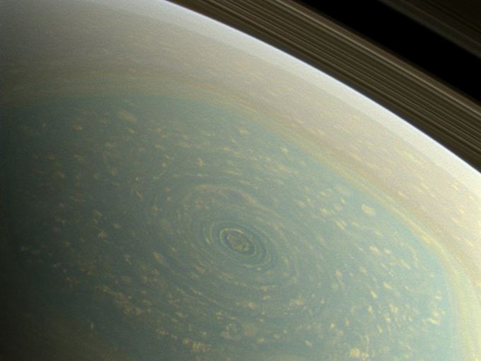 NASA nuotr./Cassini užfiksavo Saturno aiaurės aaigalyje įstrigusį milžiniaką uraganą