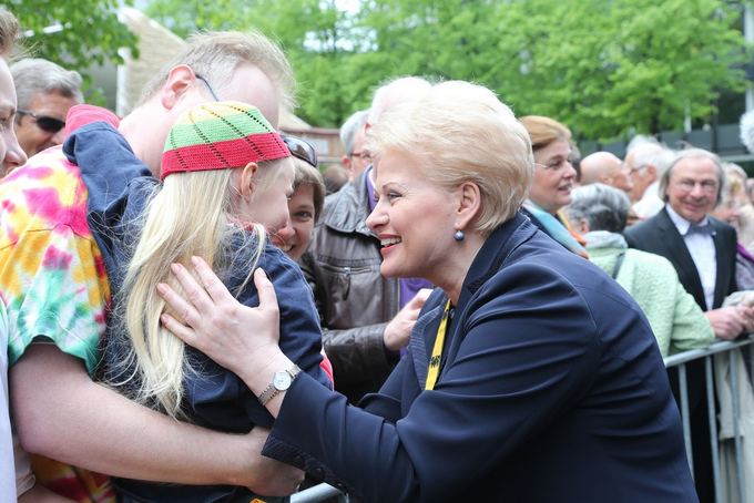 Dž. G. Barysaitės/Prezidentės spaudos tarnybos nuotr./Dalia Grybauskaitė apdovanojimu džiaugėsi kartu su jos pasveikinti atvykusiais lietuviais.
