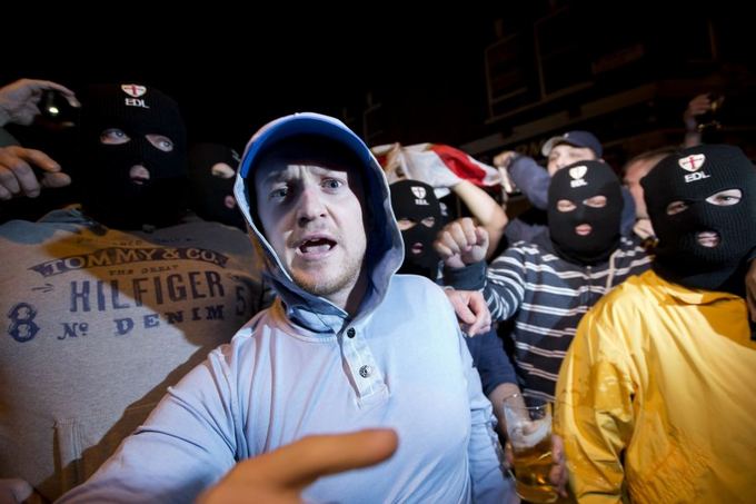 AFP/Scanpix nuotr./Anglijos gynybos lygos nariai susirėmė su policija