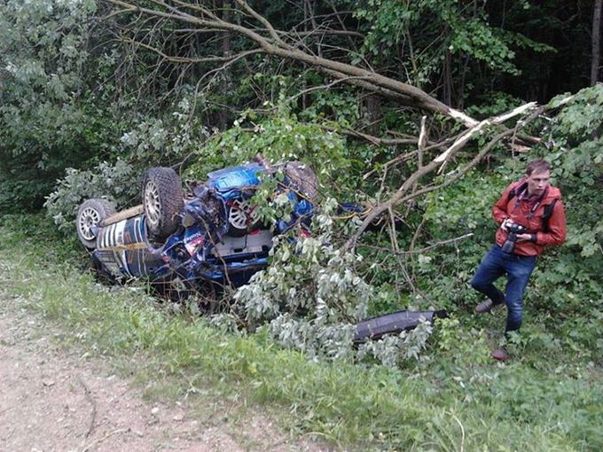 (nuotr. 15min.lt skaitytojo)/Vaidoto Žalos ir Dainiaus Aleknos ralio bolidas po avarijos