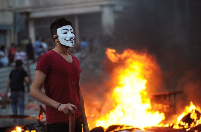 Protestuotojas Turkijoje dėvi Anonymous judėjimo simbolį Gajaus Fokso kaukę ia filmo V tai Vendeta