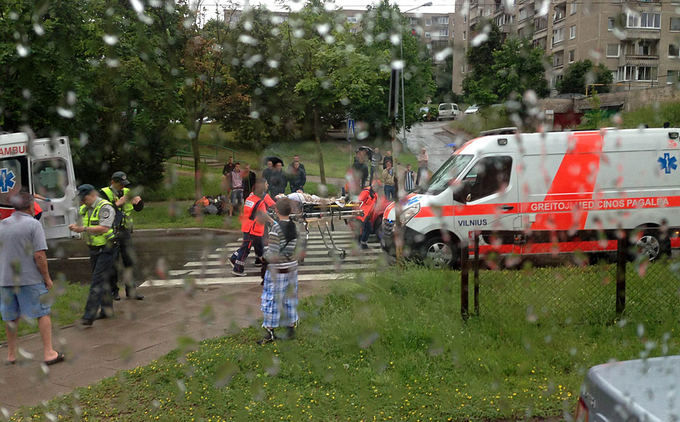 Įvykio liudininko Tado L. nuotr./Avarijos vietoje Vilniuje, Justiniakių g.