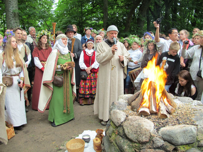 Nijolės Balčiūnienės nuotr./Lietuvių etninės kultūros draugija/Rasos (Joninių) šventė Verkių regioniniame parke