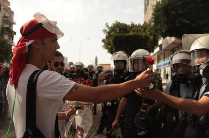 Dominyko Milaaiaus nuotr./Protestors giving policemen flowers