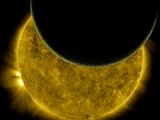 NASA/SDO/LRO/GSFC nuotr./Zondų SDO ir LRO užfiksuota Saulės užtemimo kompozcija, kuriame apšviestas tik pats Mėnulio pakraštys